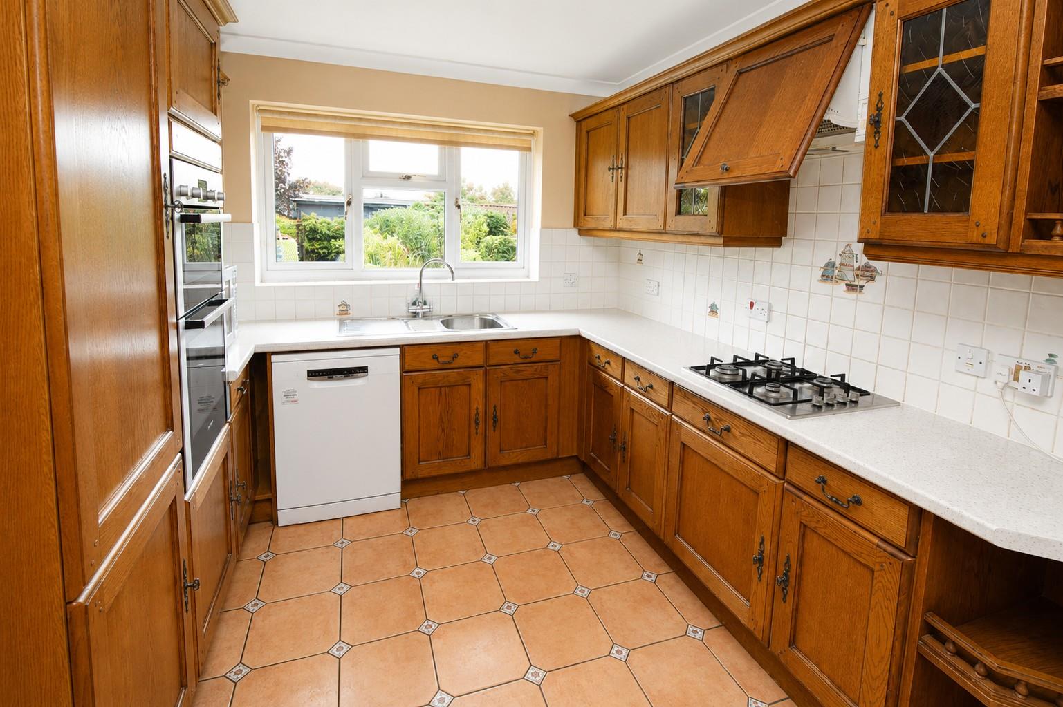 5 bed property in Carew Close, Reading